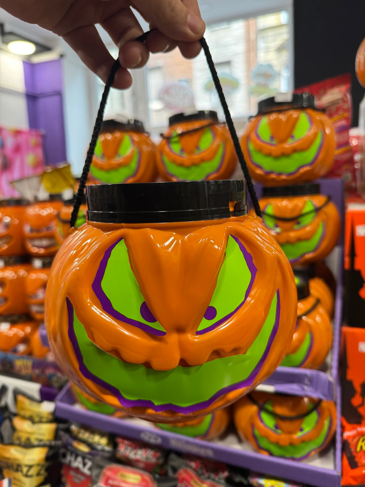 Halloween pumpkin -head candy is 179g